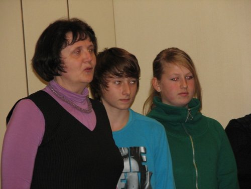 Mentorica ga. Ljubica Rožman poda poročilo o literarno-etnološkem krožku OŠ Meng